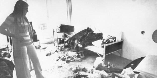 Eine Frau steht in einem verwüsteten Raum (Archivbild von 1972)