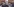 Menschen, die auf der Demo Schilder und Fotos hochhalten