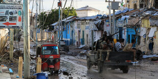 Soldaten auf einem Fahrzeug in Mogadischu.