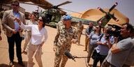 Annalena Baerbock (Bündnis 90/Die Grünen), Außenministerin, lässt sich in Gao in Mali im Feldlager Camp Castor den NH90-Transporthubschraiber von Kontingentführer Peter Küppers (M) erklären.