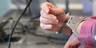 Die Hände des Angeklagten in Handschellen