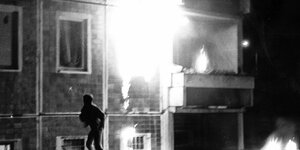 Ein verwackeltes Foto aus der Nacht, als Brandanschläge auf Unterkünfte verübt worden