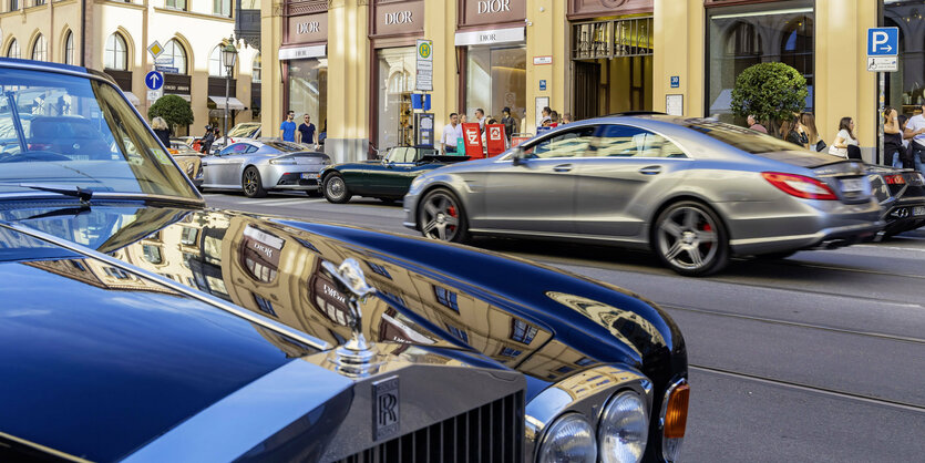 Einkaufsstraße mit teuren Autos in München.