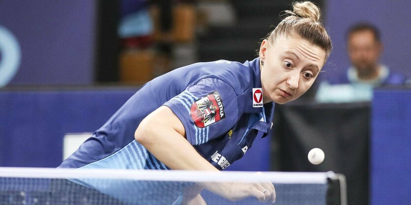 Sofia Polcanova schaut beim Ballwechsel konzentriert auf den Tischtennisball