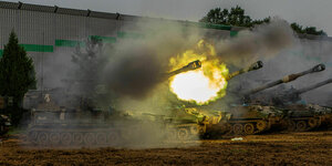 Eine südkoreanische Panzerhaubitze feuert aus ihrem Rohr auf einem Truppenübungsplatz.