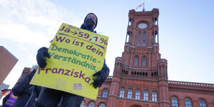 Demonstrant steht mit einem Schild vor dem Roten Rathaus: "Wo bleibt dein Demokratieverständnis, Franziska?"