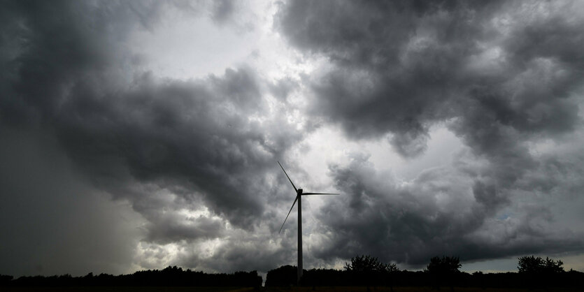 Dunkle Wolken über einem Windrad