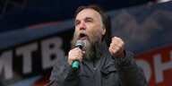 Alexander Dugin spricht mit kämpferischem Gestus in ein Mikrophon