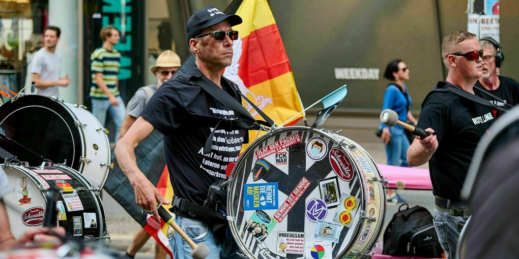 Trommler mit altnördisch Symbol "Lebensrune" bei einer Demonstration