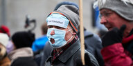 Ein Demonstrant trägt eine medizinische Maske, Mund und Nase hat er freigeschnitten, auf der Stirn die Message: I can´t breathe !