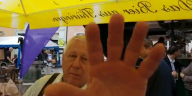 Der Bürgermeister Thomas Weigelt streckt seine Hand aus