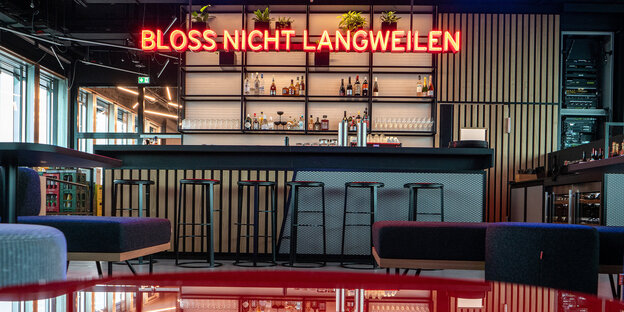 In roter Leuchtschrift ist über einer Bar zu lesen "Bloß nicht langweilig". Das Foto wurde in der RBB-Dachlounge gemacht.
