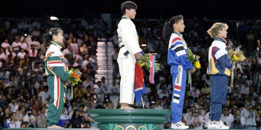 Sportlerinnen auf dem Siegespodest bei den Olympischen Spielen in Atlanta