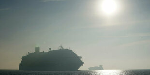 Das Kreuzfahrtschiff «Costa Diadema» von der Reederei Costa Crociere fährt am 17.06.2022 in der Morgensonne auf der Kieler Förde in Richtung Kiel.