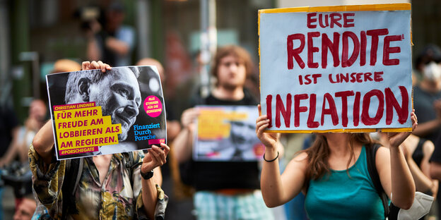 Kundgebung vor der FDP-Zentale in Berlin: Auf Schildern sind die Schriftzüge "Für mehr Freude am Lobbieren als am Regieren" und "Eure Rendite ist unsere Inflation" zu lesen