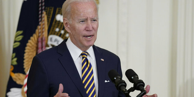 US-Präsident Joe Biden steht an einem Rednerpult im Weißen Haus vor einer ukrainischen Flagge