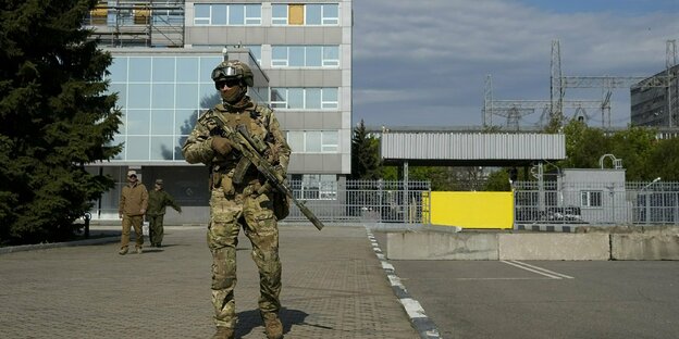 Russischer Soldat vor AKW. Russischer Soldat vor AKW.