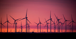 Windpark kurz nach Sonnenuntergang