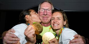 Trainer Jürgen Werner Arm in Arm mit Olympiasiegerinnen Walkenhorst und Ludwig