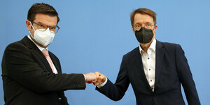 Buschmann und Lauterbach mit Maske geben sich den Faustschlag