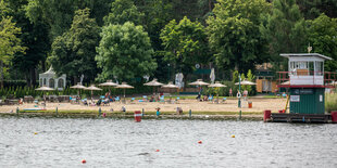 Blick auf den Strand vom Strandbad Grünau