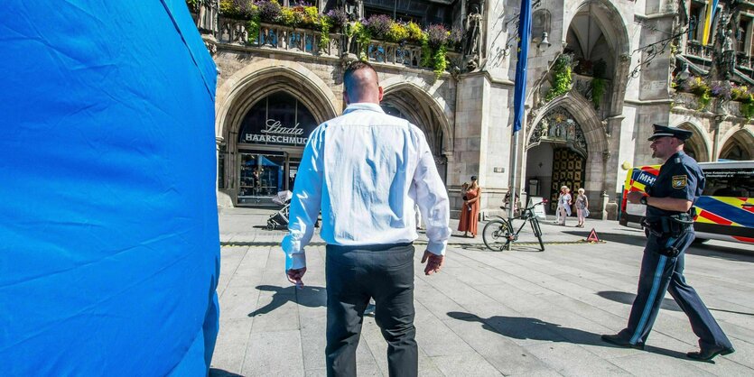 Ein Polizist und ein Sicherheitsmann am Marienplatz in München