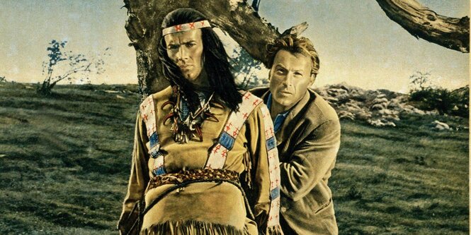 Szene aus Winnetouvon 1963 - Pierre Brice als Winnetou wird von Lex Barker als Old Shatterhand an einen Baum gefesselt