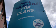 Ein blaues Plakat mit der Aufschrift "Keine Toleranz für Clans"