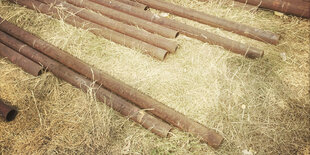 Stangen eines abgebauten Bildes liegen auf dem Boden