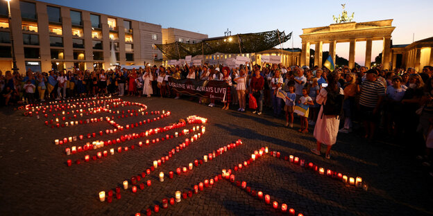 Demonstranten mit Lichten vor dem Brandenburger Tor