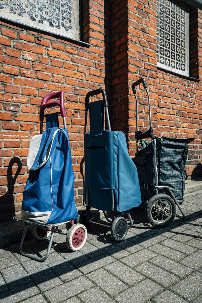 Einkaufswagen von Bedürftigen für Lebensmittelspenden vor einer Kirche