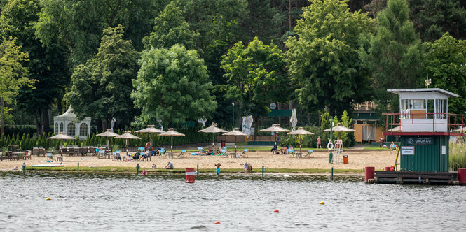 Blick auf ein Bad am Wasser