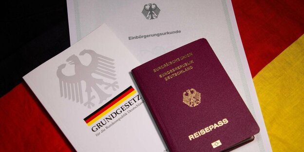 Ein deutscher Reisepass und eine Einbürgerungsurkunde.