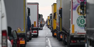 LKWs stehen dicht an dicht auf einer Autobahn