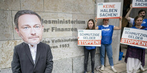 Aktivistinnen und Aktivisten protestieren vor dem Bundesfinanzministerium