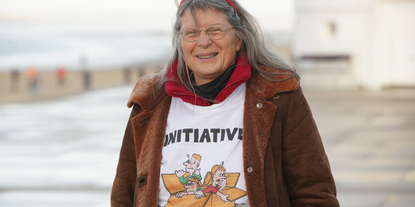 Anja Röhl an einer Strandprommenade.