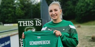 Die Fußballerin Amina Passlack mit einem Trikot