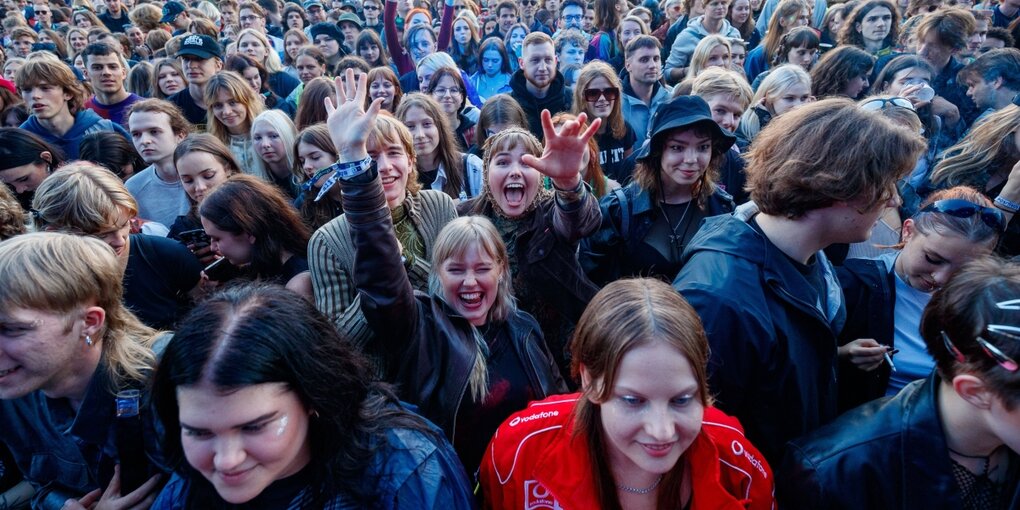 Menschen bei einem Festival.