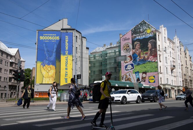 Straßenszene in Riga mit Pro-Ukraine Wandgemälde.