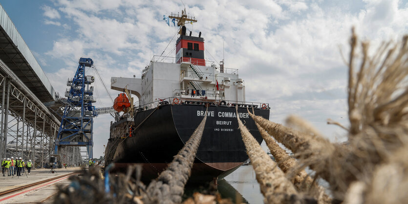 Das Schiff Brave Commander in einem Hafen mit langen Tauen