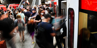 Fahrgäste steigen am Hamburger Hauptbahnhof in eine S-Bahn