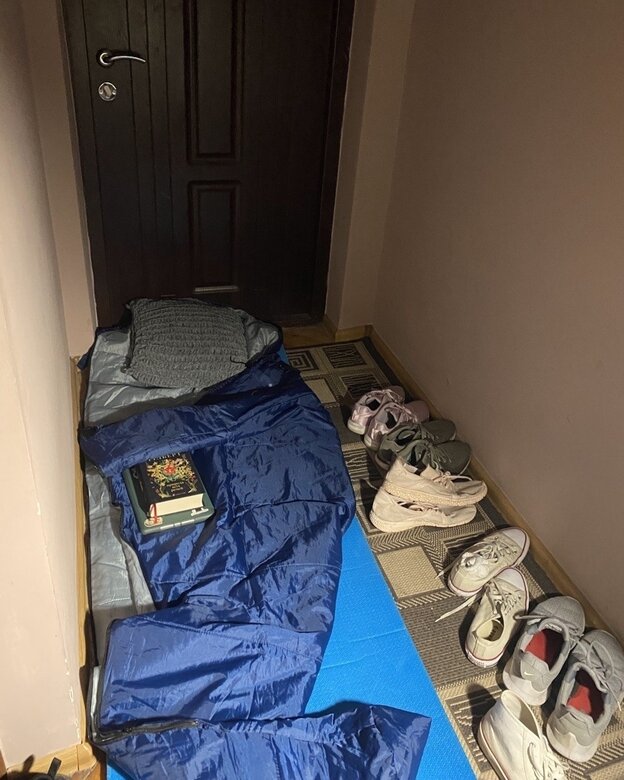 Schuhe und ein Schlafsack in einem Flur. Schuhe und ein Schlafsack in einem Flur.