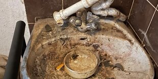 Ein völlig verdrecktes Waschbecken außer Betrieb im sogenannten "Haus des Grauens" in Bremen Gröpelingen im Ortsteil Oslebshausen. Das Abflussrohr ist abmontiert und liegt im Becken selbst