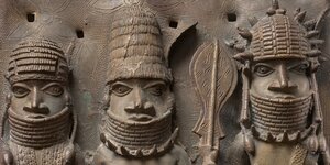 Ausschnitt einer Benin-Bronze: König mit zwei Begleitfiguren, Reliefplatte aus Messing