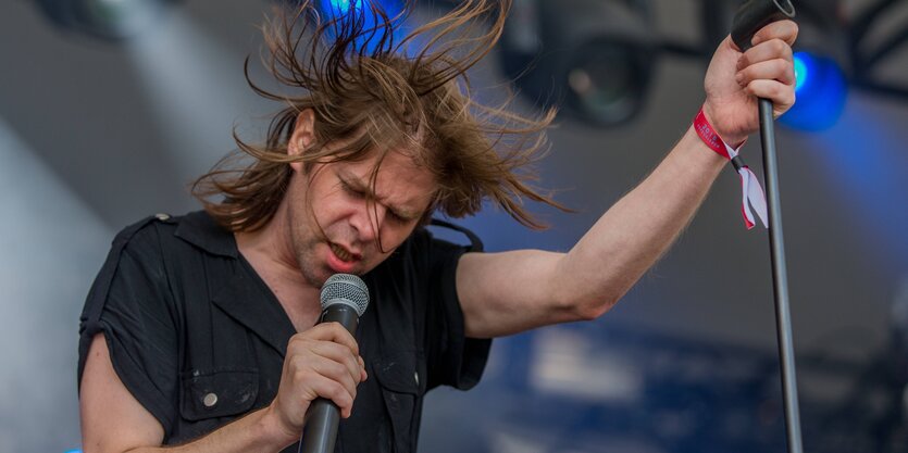 Ariel Pink bei einem Konzert, mit Mikro und fliegenden Haaren