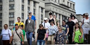 Menschen in Moskau vor dem Gebäude der Duma