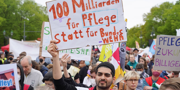 Auf der Hauptkundgebung des Deutschen Gewerkschaftsbundes (DGB) zum 1. Mai fordern ein Demonstrant «100 Milliarden für Pflege statt für Bundeswehr».