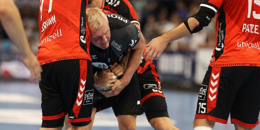 Ein Handball wurschtelt sich, den Ball in der Hand, durch die Abwehr