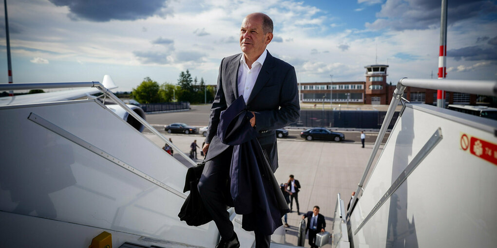 Olaf Scholz steigt in ein Flugzeug.