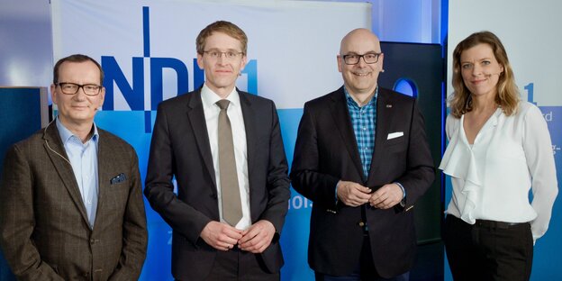 Daniel Günther (CDU) und Thorsten Albig (SPD) stehen mit Stefan Böhnke und Julia Stein (beide NDR) vor einer Wand mit dem NDR-Logo
